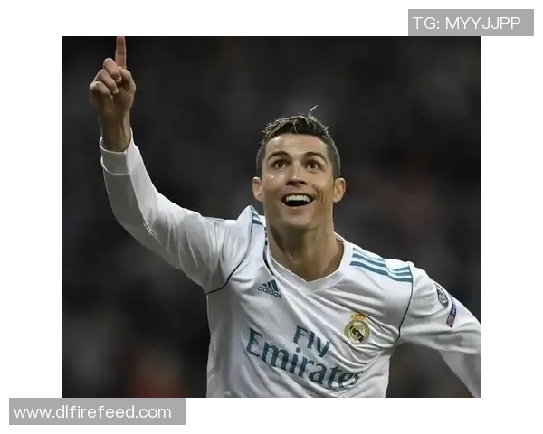 球迷疯狂冲入场内抢夺C罗球衣引发热议的欧冠奇观