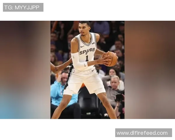 文班亚马新秀赛季表现抢眼场均20分10篮板3盖帽引领联盟