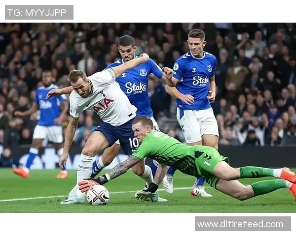 热刺与埃弗顿激战正酣乌龙球成比赛转折点引发热议